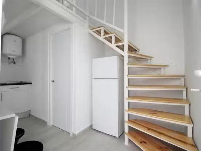 ¡En alquiler! Estudio en Calle de Santoña, Zofío