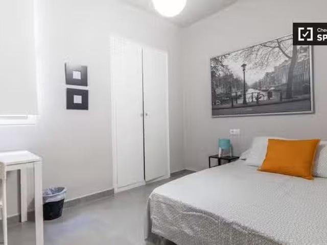 ¡En alquiler! Habitación moderna en apartamento de 5 dormitori.