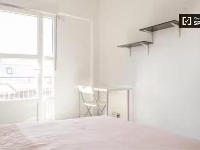 ¡Renta! Habitación con balcón en Tetuán, Madrid