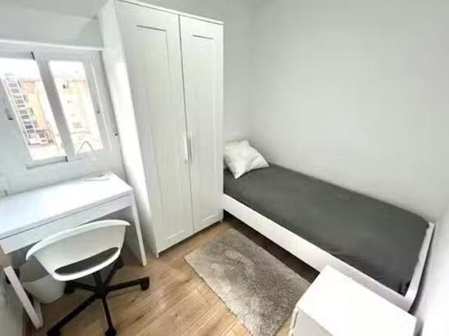 Encantador Habitación en Avenida de Juan de la Cierva