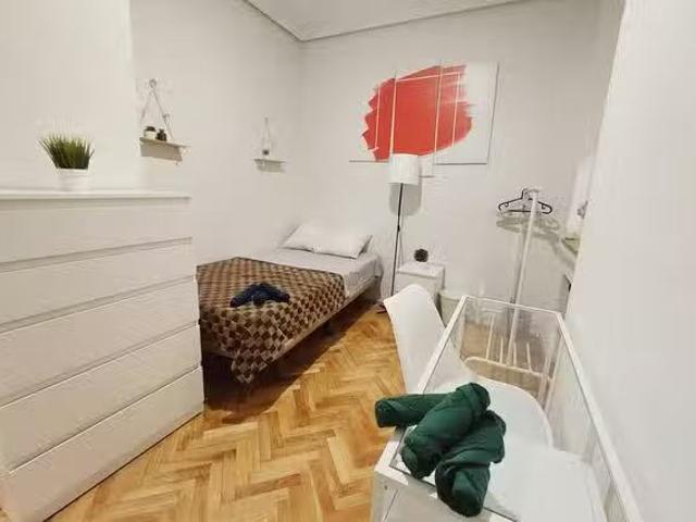 Bonito Habitación en Cuesta de San Vicente, Argüelles