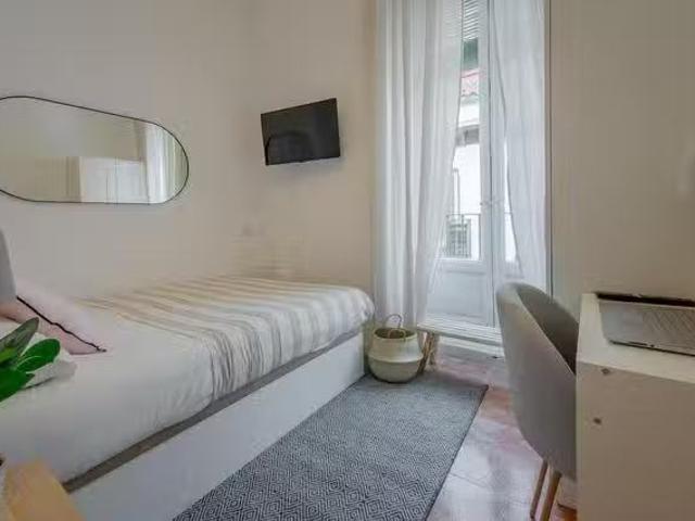 Bonito Habitación en Calle de Abades, Embajadores