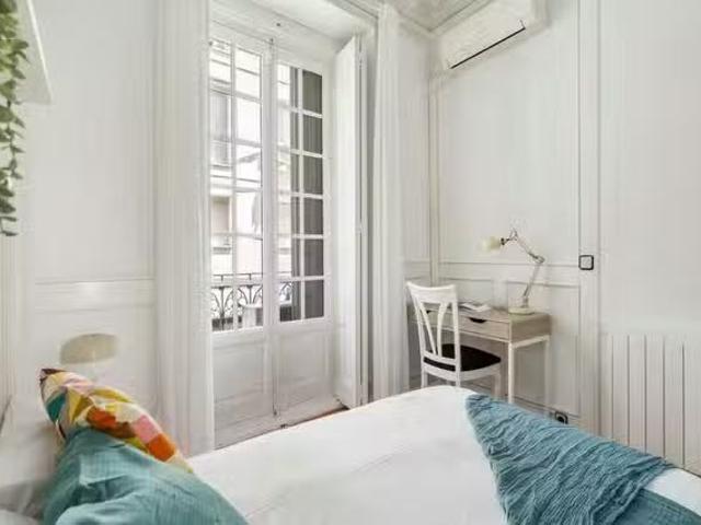 Bonito Habitación en Calle de San Bernardino, Centro