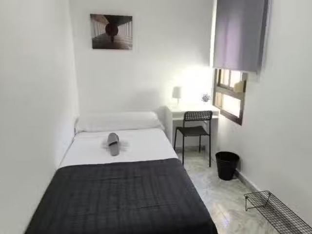 ¡Recién llegado! Habitación en Calle Ronda de Panaderos, Norte