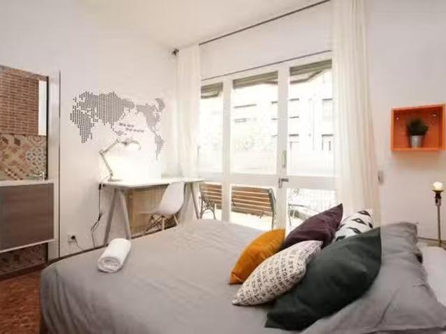 Acogedor Habitación en Carrer de Roger de Llúria, Dreta de l'E.