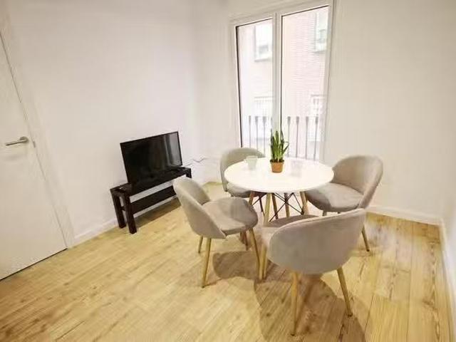 ¡Renta! Habitación en Carrer del Poeta Cabanyes, El Poblesec