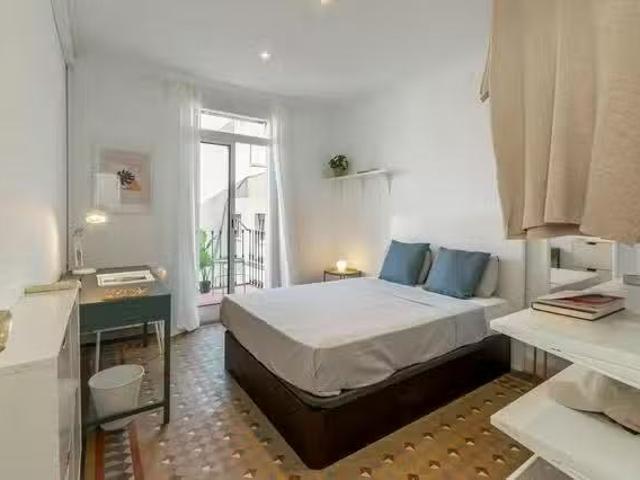 ¡Recién llegado! Habitación en Carrer del Rosselló, Dreta de l.