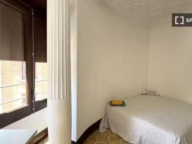 ¡Oferta! Habitación en piso compartido de 6 habitaciones en al.