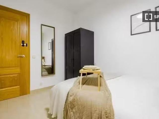 ¡Oferta! Habitación en piso compartido de 7 habitaciones en al.