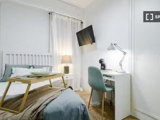 Encantador Habitación en piso compartido en Castillejos, Madrid
