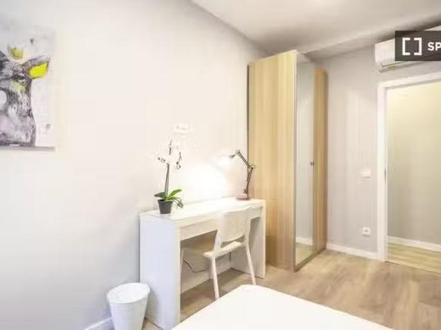 Bonito Habitación en piso compartido en Numancia, Madrid