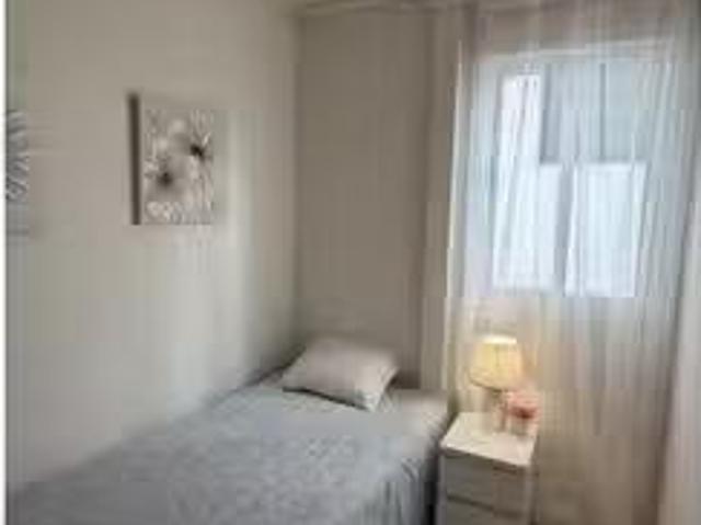 ¡Renta! Habitación en piso de 1 dormitorio en Puerta del Ángel.