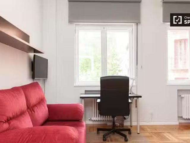 Único Habitación enorme en un apartamento de 7 dormitorios en.