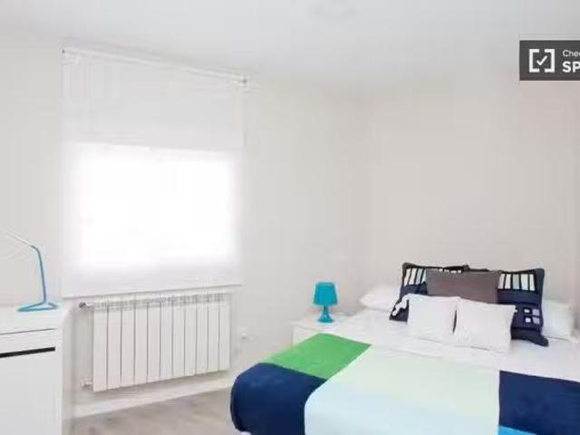 ¡En alquiler! Habitación interior en apartamento de 4 camas en.