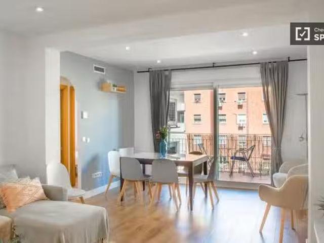 ¡Recién llegado! Piso de 4 habitaciones en alquiler en Adelfas.