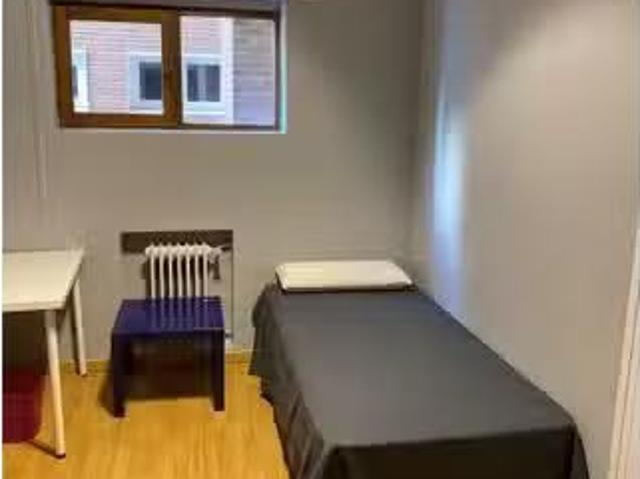 ¡Oferta! Se alquila habitación en apartamento de 3 habitacione.