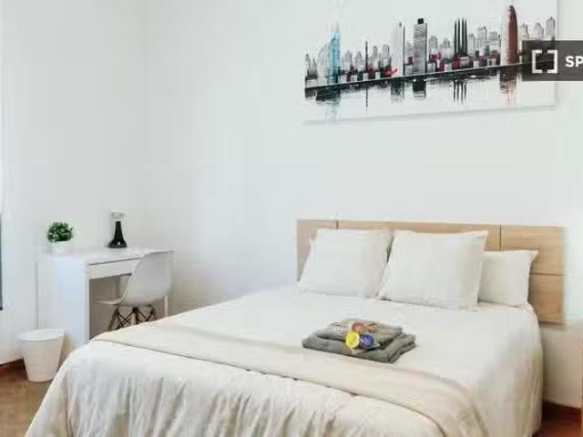 ¡Renta! Se alquila habitación en apartamento de 7 dormitorios.