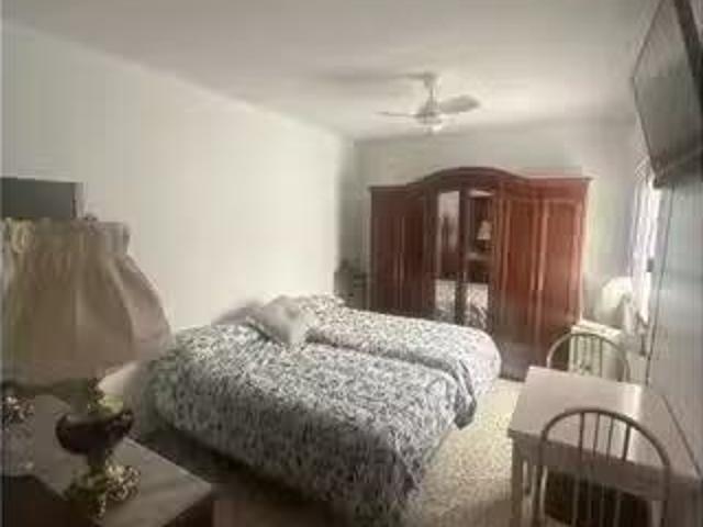 Barato Se alquila habitación en apartamento de 4 dormitorios