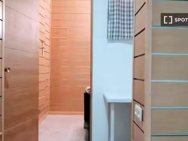 Barato Se alquila habitación en apartamento de 4 dormitorios e.