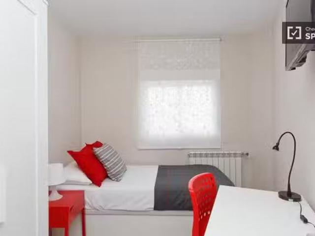 Barato Se alquila habitación en el apartamento de 4 camas en C.