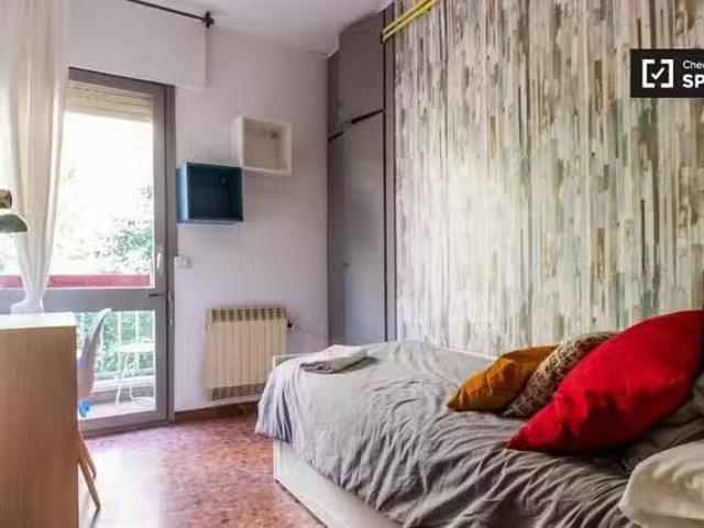 Barato Se alquila habitación en piso compartido cerca del Eixa.