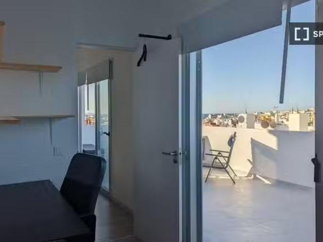 ¡Renta! Se alquila habitación en piso compartido de 3 habitaci.