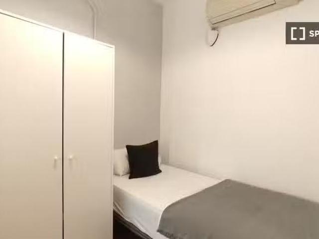 ¡Recién llegado! Se alquila habitación en piso compartido de 6.