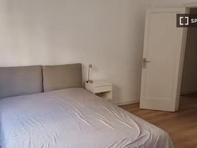 ¡Recién llegado! Se alquila habitación en piso compartido en V.
