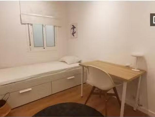 ¡Oferta! Se alquila habitación en piso de 4 dormitorios en Eix.