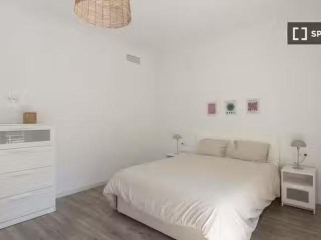 ¡En alquiler! Se alquila habitación en piso de 4 dormitorios e.