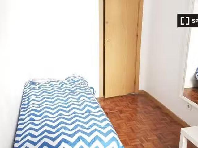 Único Se alquila habitación en piso de 5 dormitorios en Argüel.