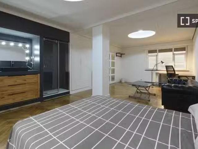 Bonito Se alquila habitación en piso de 5 habitaciones en Arga.