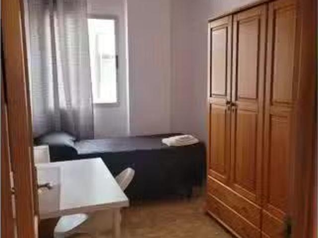 Nuevo Se alquila habitación en piso de 5 habitaciones en Las P.