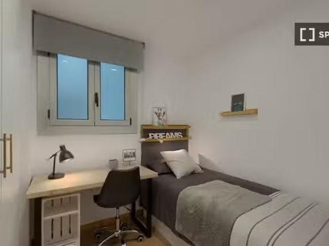 Único Se alquila habitación en piso de 6 habitaciones en Barce.
