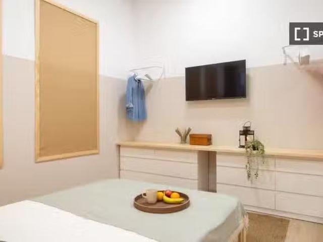 Único Se alquila habitación en piso de 8 habitaciones en Barce.