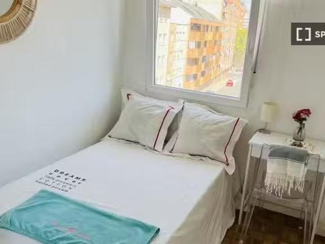 Barato Se alquila habitación en piso luminoso de 3 dormitorios.
