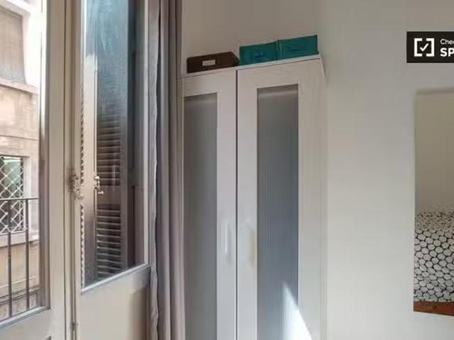Bonito Se alquilan habitaciones en apartamento de 4 dormitorio.