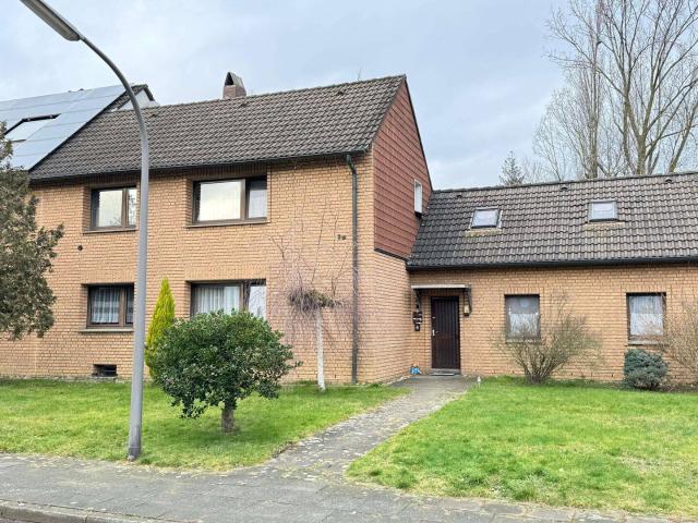 Recklinghausen Süd: Attraktives Mehrfamilienhaus mit Garagen und Garten
