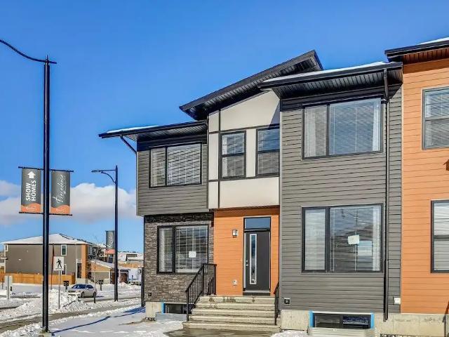 REDUCED! AIR CONDITIONED. END/CORNER UNIT! FENCED YARD! GARAGE! SCHOOLS!