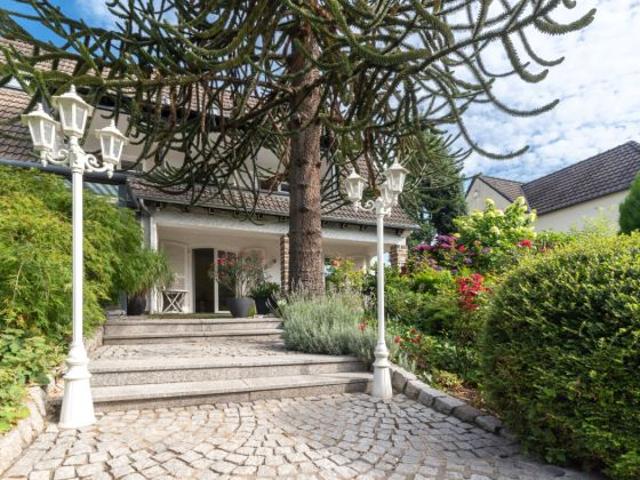 Red Carpet Flair in Heisinger Bestlage