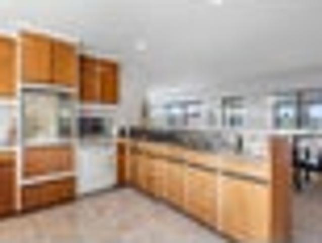 Red Beach, 3 bedrooms, $695 pw