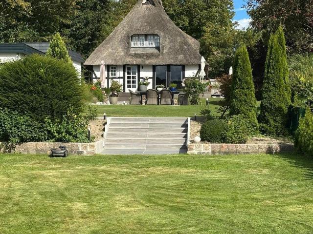 Reet Fachwerk Bauernhaus mit Bootssteg