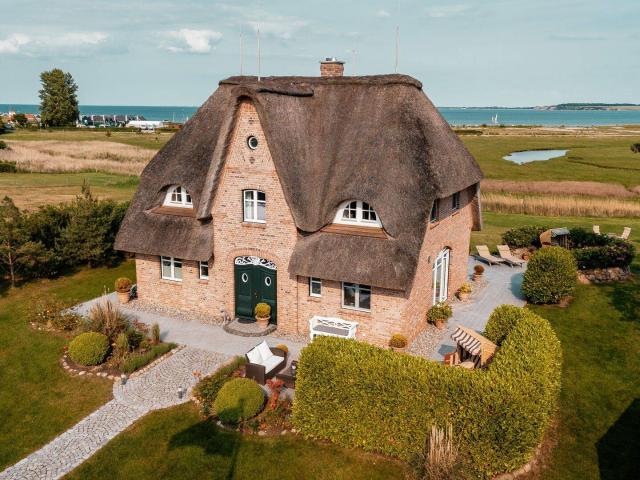 Reetgedecktes Friesenhaus mit unverbaubarem Ostseeblick