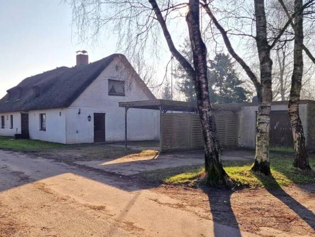 Reetdachhaus in ruhiger Lage, mit solider Infrastruktur und viel Potenzial