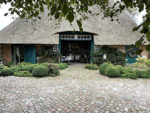 Reetdachtraum mit großem Garten in Ostseenähe