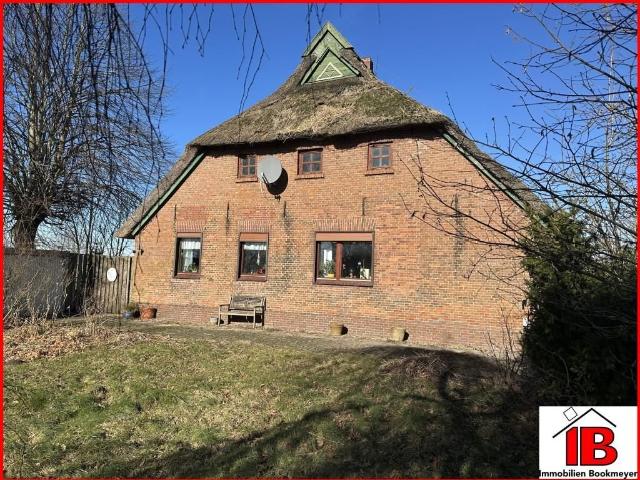 Reetdachwohnhaus mit Nebengebäuden in der Gemeinde Jade