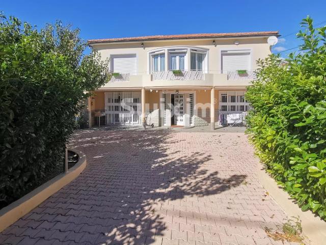 ref786ON: A deux pas du centre de Valréas, cette spacieuse. 180m² Valréas