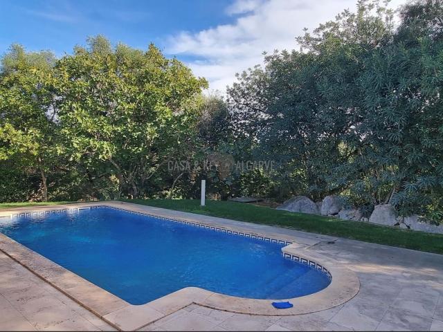 Refúgio Algarvio: Moradia T3 com Terreno e Piscina em Boliqueime