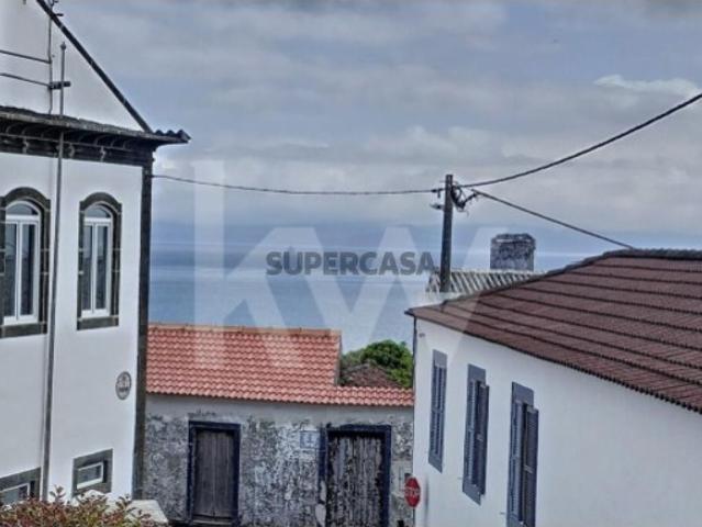Refúgio de Charme na Ilha do Pico: Encante se com esta Casa Emblemática em Santo António!
