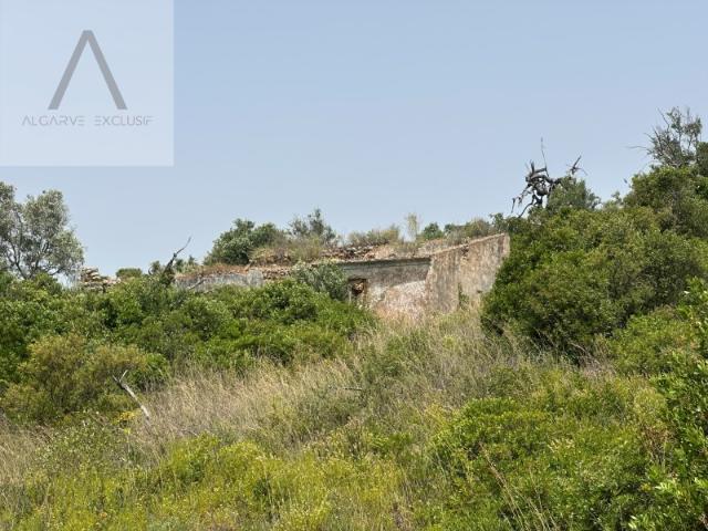 Refúgio Exclusivo com 2,36 Hectares no Coração do Algarve com vista Panorâmica